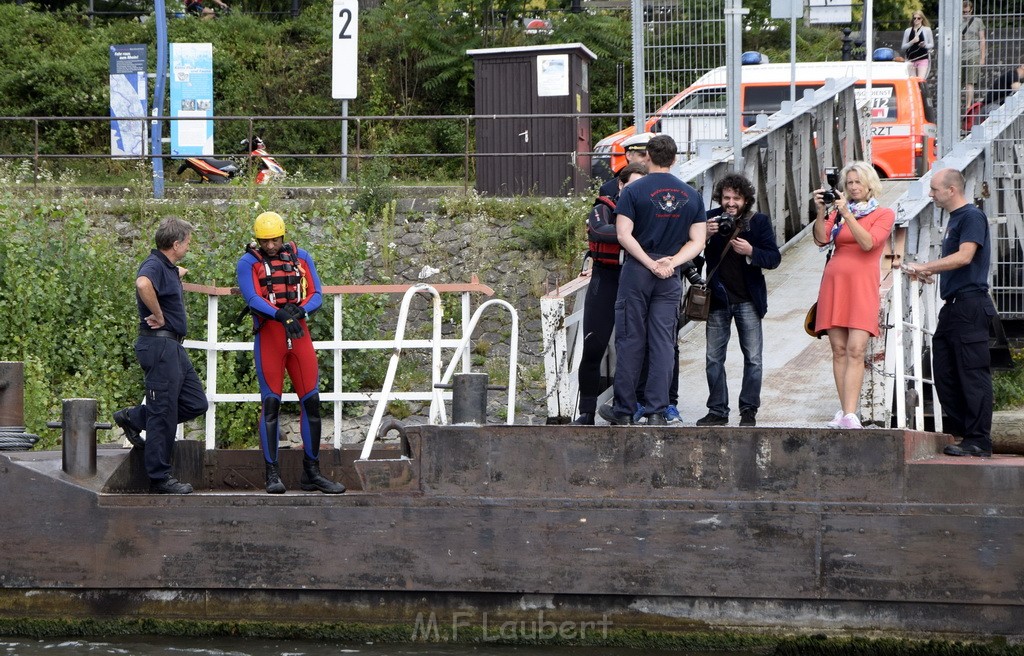 Uebung BF Taucher und Presse Koeln Zoobruecke Rhein P047.JPG - Miklos Laubert